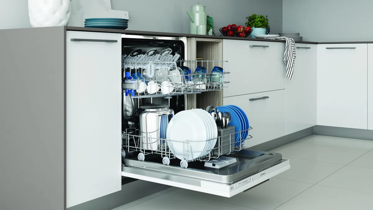 Indesit IN2IE14CNP80 Lavastoviglie A Scomparsa Totale, 60 Cm, 49 dBA, 14 Coperti, 5 Programmi, Lavaggio Fast&Clean 28 Minuti, Funzione Push&Go, Vasca In Acciaio Inox, Classe Energetica E