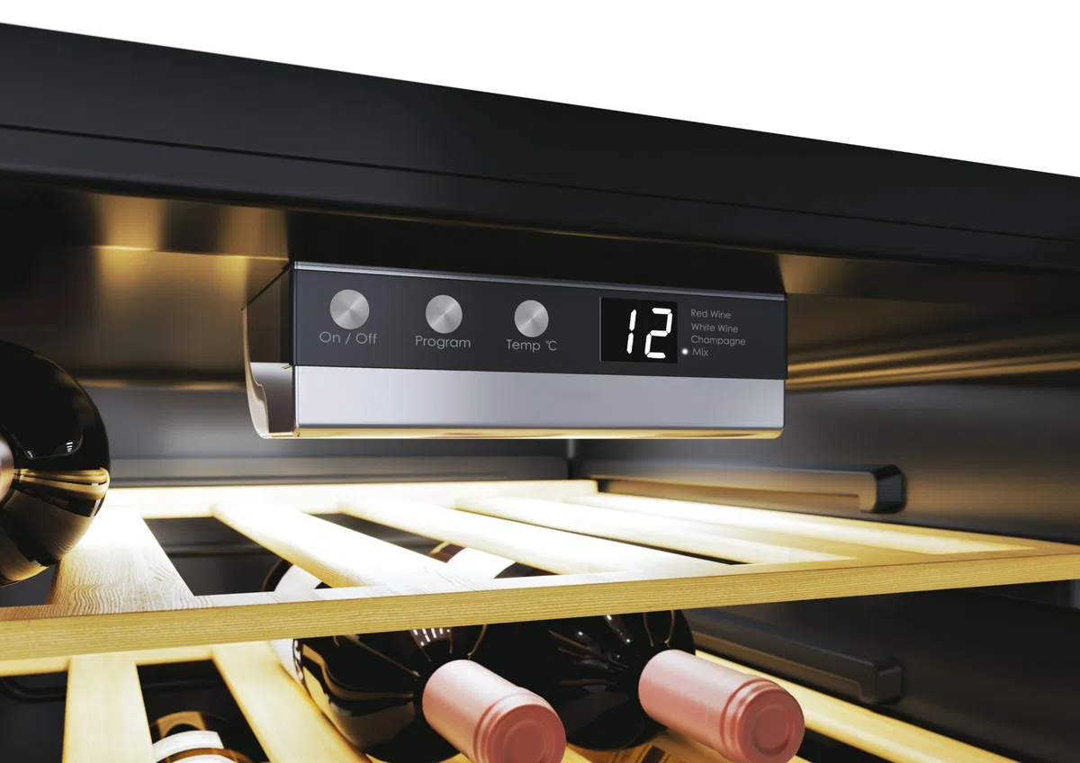 Candy DiVino CWC 021 ELSP/N Cantinetta Vino Refrigerata, 21 Bottiglie, App hOn con Tecnologia Vivino, Ripiani in Legno, Luce Led, Classe G, 40x55x70 cm, Nero