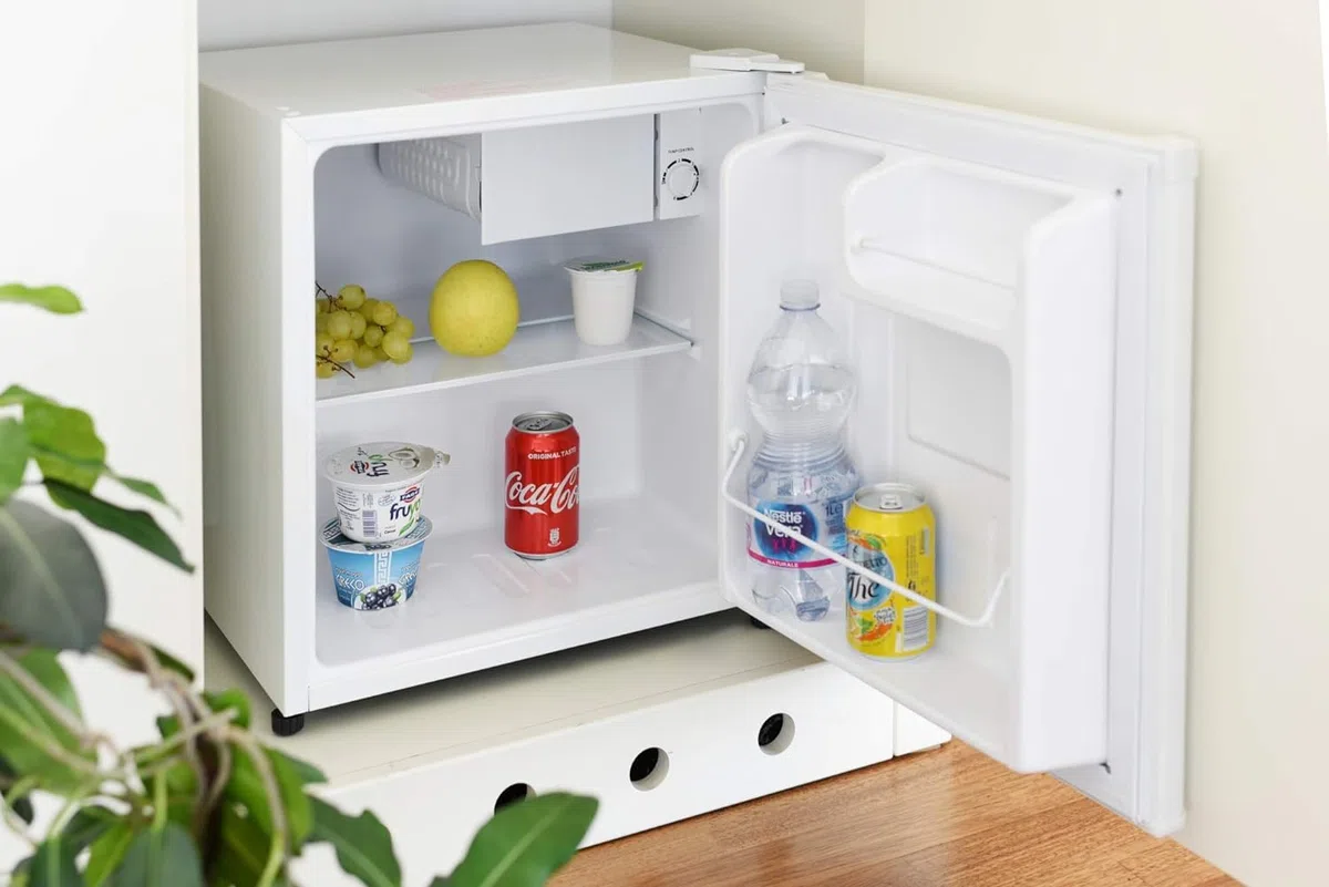 Melchioni ARTIC47LT Mini frigo bar con congelatore, Silenzioso, 46L, Compressore e freezer, Frigorifero piccolo portatile da camera, Frighetto per ufficio, B&B, Hotel