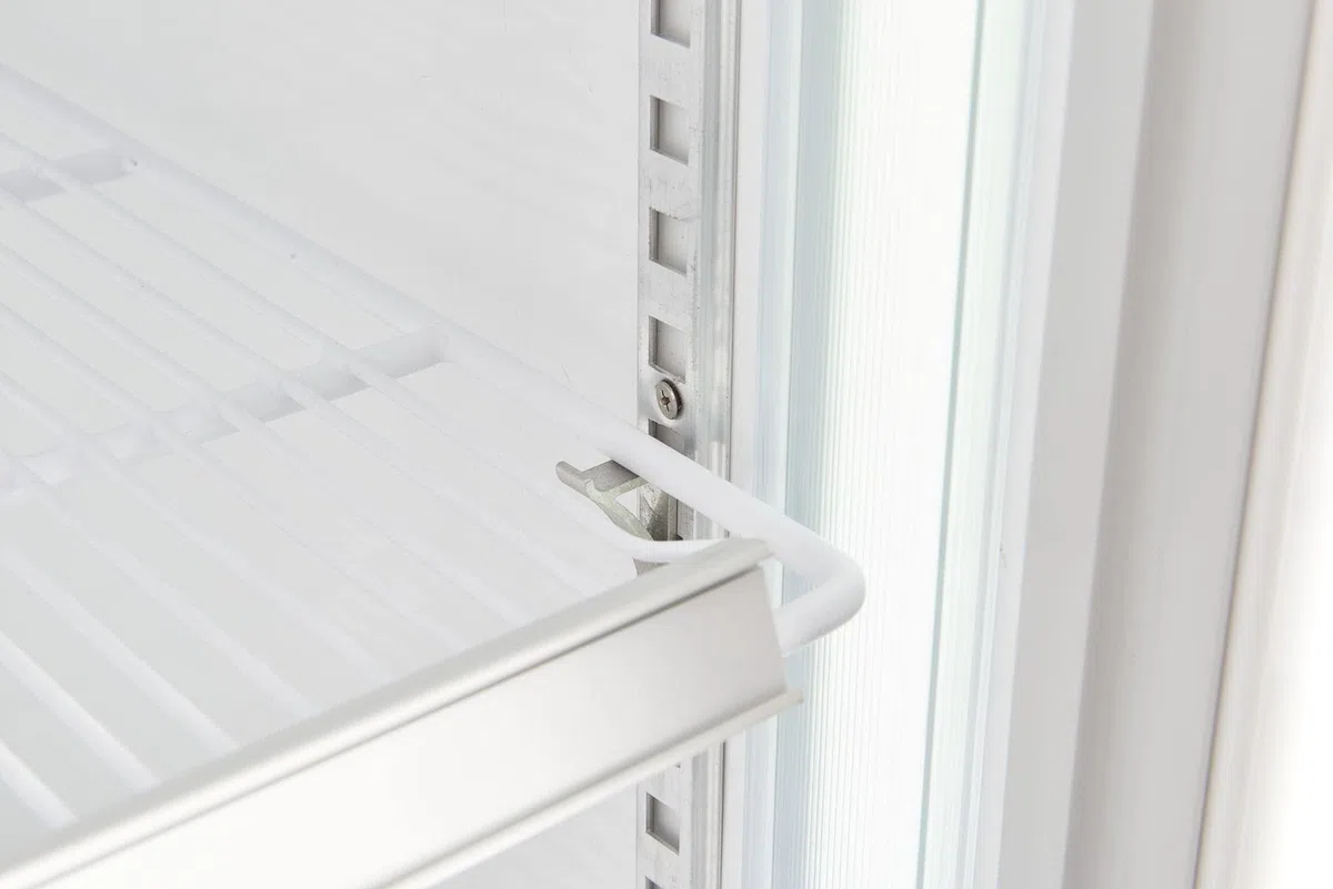 METRO Professional Frigorifero con 2 porte in vetro GSC2100, 930 L, bianco, 3.1 kWh/24 h, 220-240 V, con illuminazione LED e 10 ripiani regolabili, ideale per attività gastronomiche, bar e negozi.