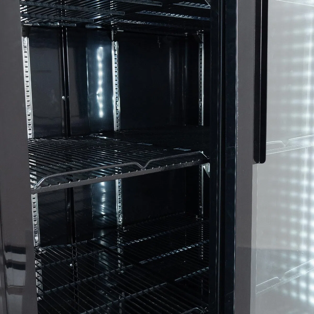 GastroHero Frigorifero per bevande Eco 630 con luce e ante scorrevoli, 8 ripiani regolabili, volume 630 l, porta in vetro, illuminazione interna, nero, per ristorazione e commerciale