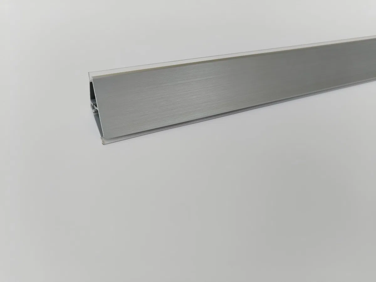ALZATINA TRIANGOLARE PER TOP CUCINA IN PVC ED ALLUMINIO ALZATINA COLORE ALLUMINIO SPAZZOLATO LUNGHEZZA 2 METRI COMPLETA DI ACCESSORI 1 ANGOLO INTERNO - 1 ANGOLO ESTERNO - 1 TAPPO SX - 1 TAPPO DX