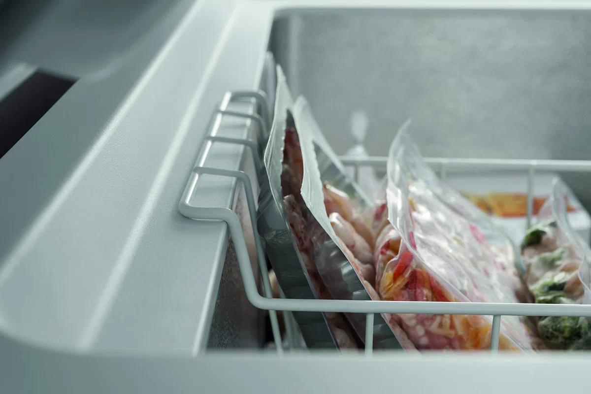 Whirlpool WHE39392 T - Congelatore A Pozzetto 394 Litri Classe Energetica E. Congelatore A Pozzetto Grande, Dimensioni: 91,6x140,5x69,8 cm Ideale Per Famiglie Grandi.