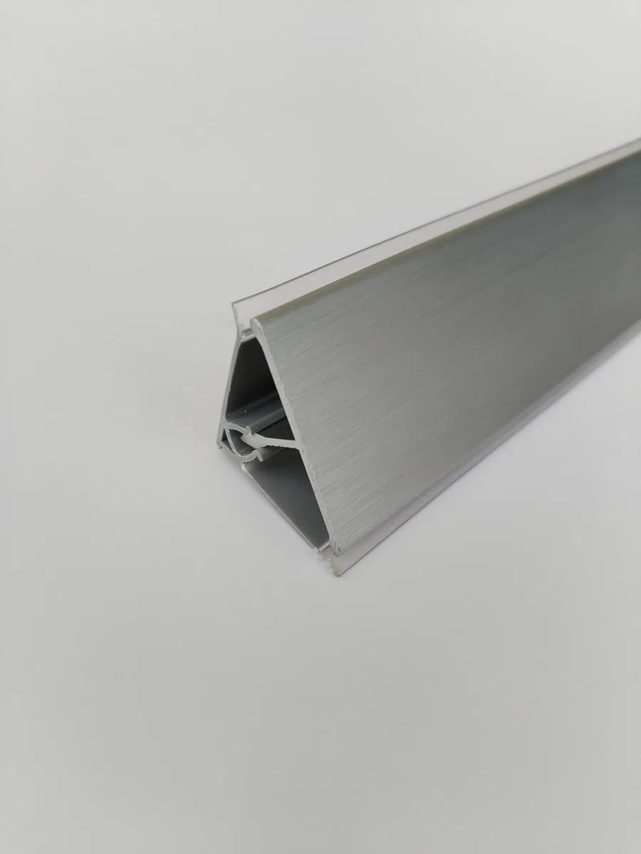 ALZATINA TRIANGOLARE PER TOP CUCINA IN PVC ED ALLUMINIO ALZATINA COLORE ALLUMINIO SPAZZOLATO LUNGHEZZA 2 METRI COMPLETA DI ACCESSORI 1 ANGOLO INTERNO - 1 ANGOLO ESTERNO - 1 TAPPO SX - 1 TAPPO DX