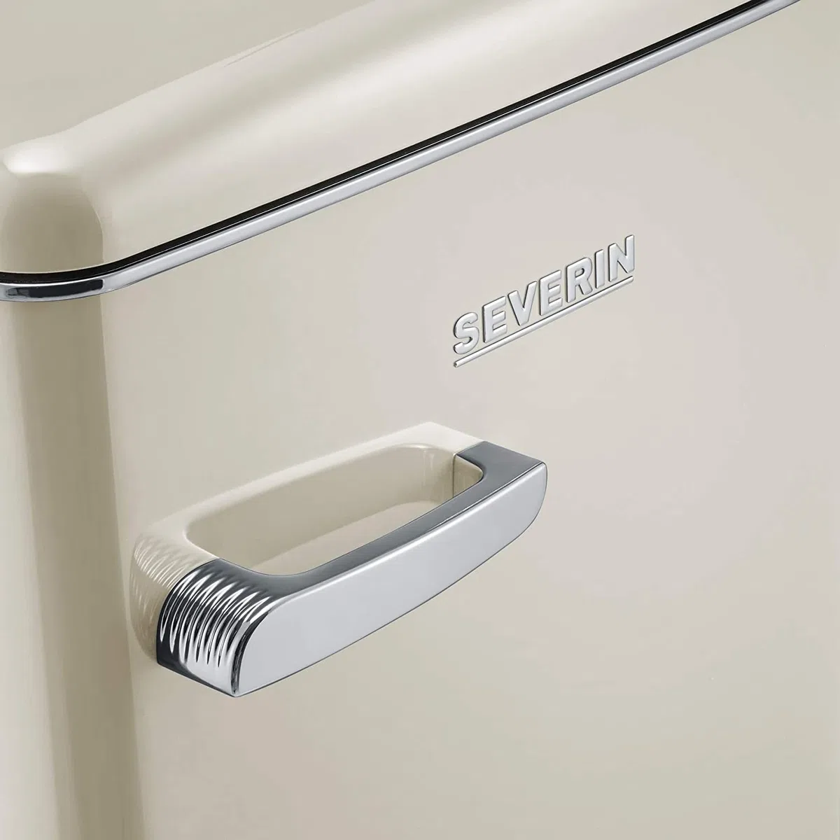 SEVERIN Mini Frigorifero Retrò Crema, 108 Litri, Congelatore 13L, Silenzioso (37 dB), Classe D, Luce LED, Cassetto Veggibox, Maniglie Cromate, Portabottiglie, 55,0 x 61,5 x 89,5 cm - RKS 8833