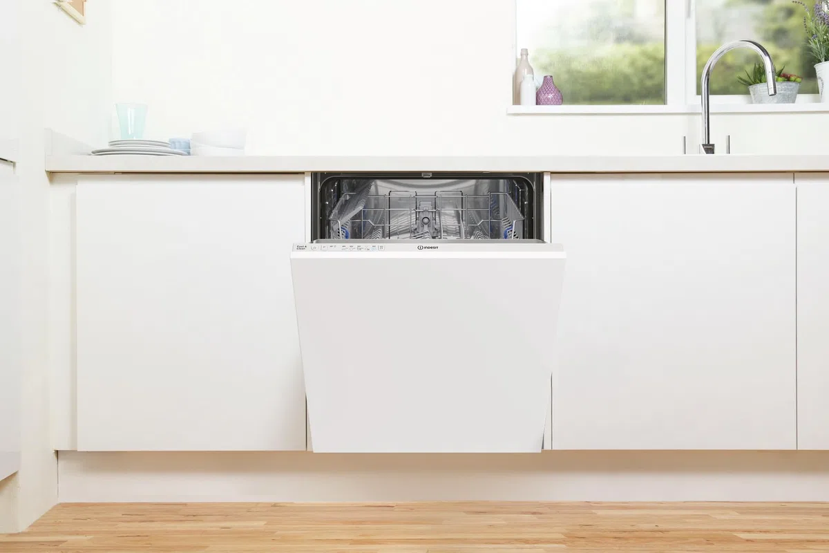 Indesit IN2IE14CNP80 Lavastoviglie A Scomparsa Totale, 60 Cm, 49 dBA, 14 Coperti, 5 Programmi, Lavaggio Fast&Clean 28 Minuti, Funzione Push&Go, Vasca In Acciaio Inox, Classe Energetica E