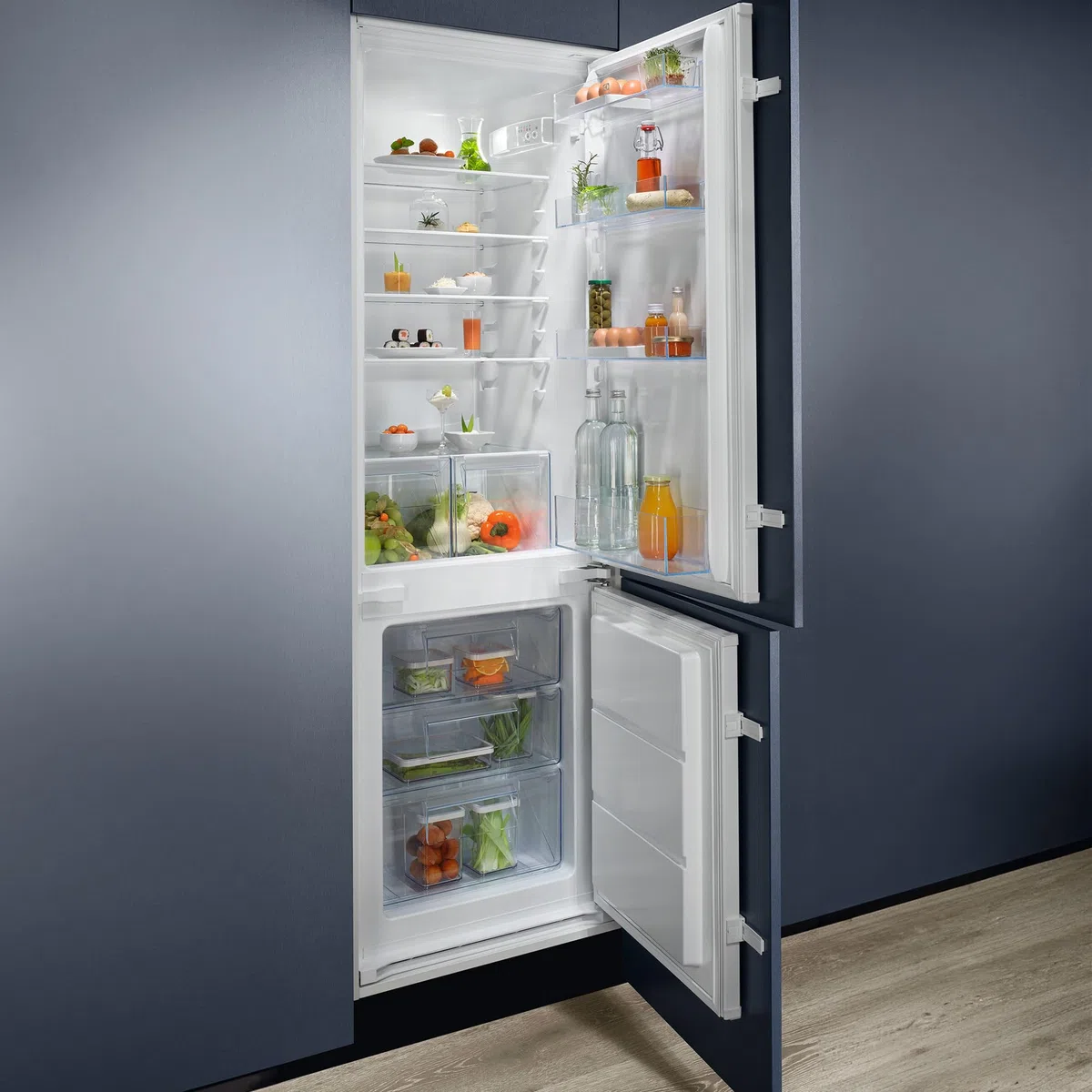 Electrolux ColdSense 500 Frigocongelatore da Incasso ENS5LE18S, 177,2 cm Tecnologia LowFrost, FastFreeze, Controllo Elettronico Interno, Capacità 271 Litri, 1772x546x549 mm, Bianco