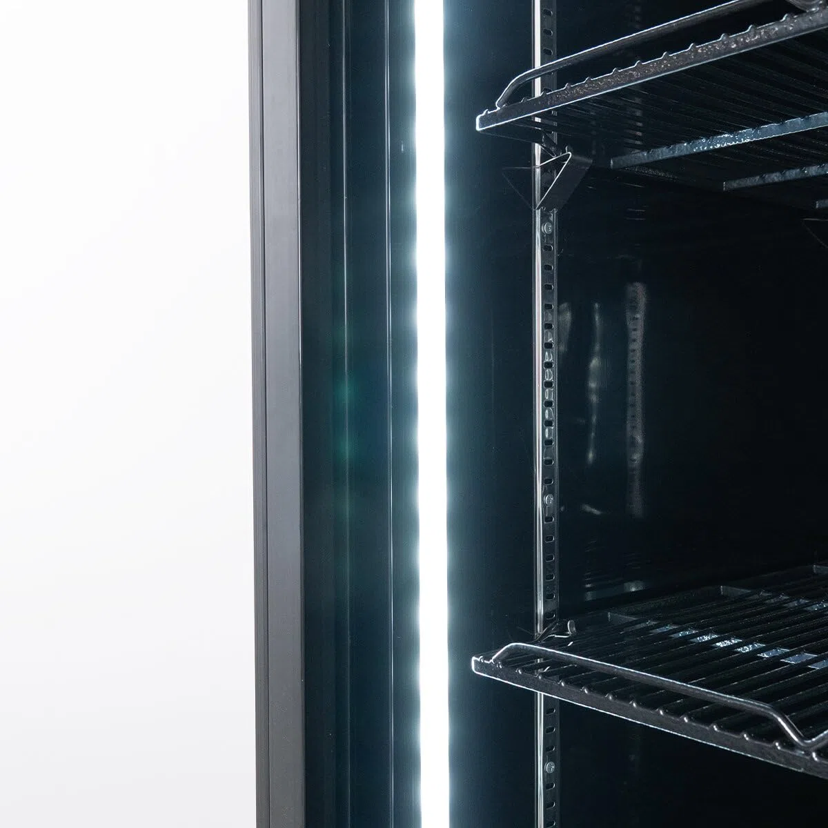 GastroHero Frigorifero per bevande Eco 630 con luce e ante scorrevoli, 8 ripiani regolabili, volume 630 l, porta in vetro, illuminazione interna, nero, per ristorazione e commerciale