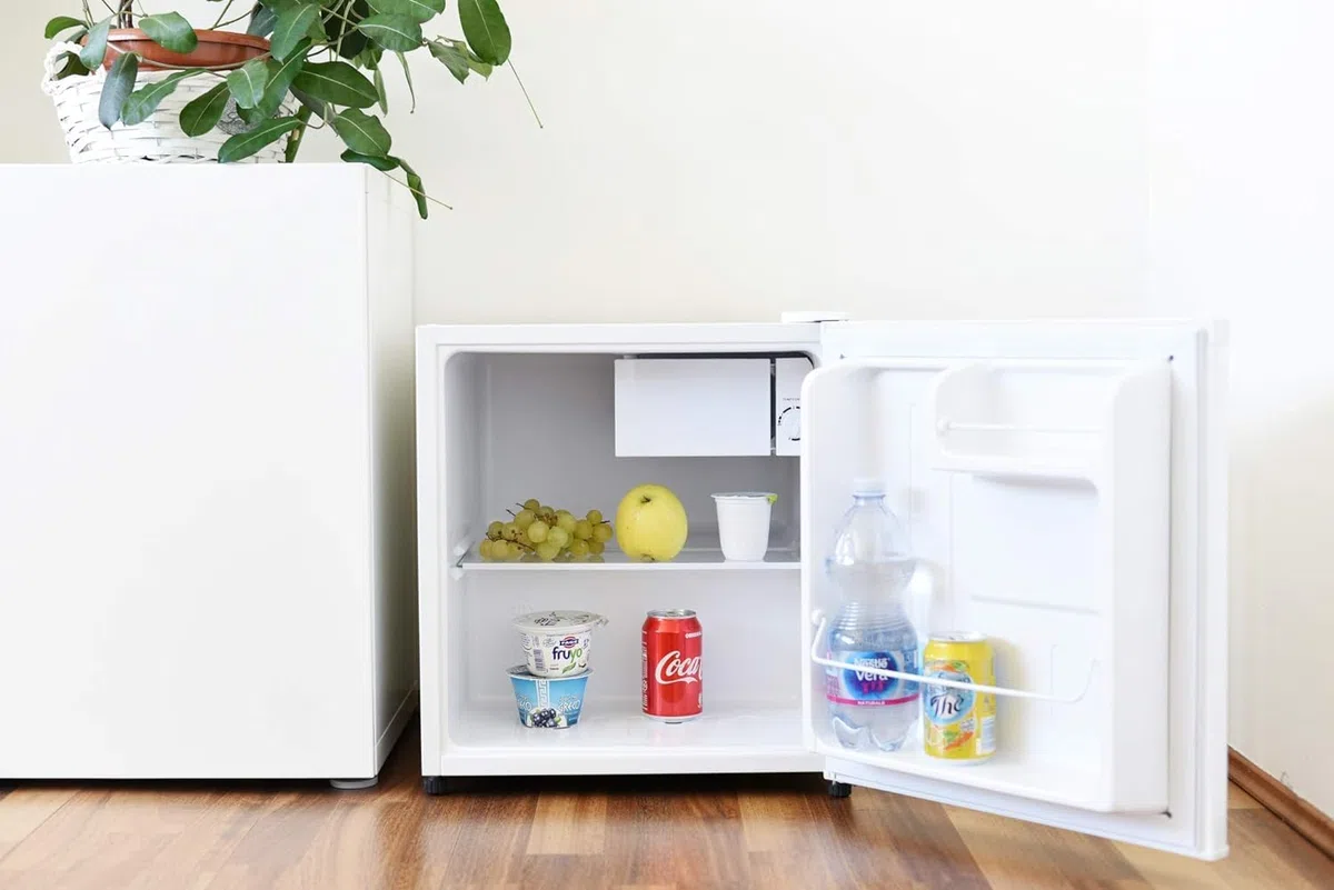 Melchioni ARTIC47LT Mini frigo bar con congelatore, Silenzioso, 46L, Compressore e freezer, Frigorifero piccolo portatile da camera, Frighetto per ufficio, B&B, Hotel