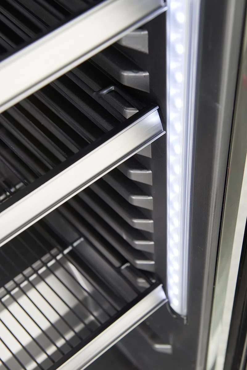 METRO Professional Frigorifero per bevande in acciaio/alluminio, porta in vetro con serratura e chiave, 4 ripiani regolabili, 180 W, illuminazione a LED (Nero, 347 L)