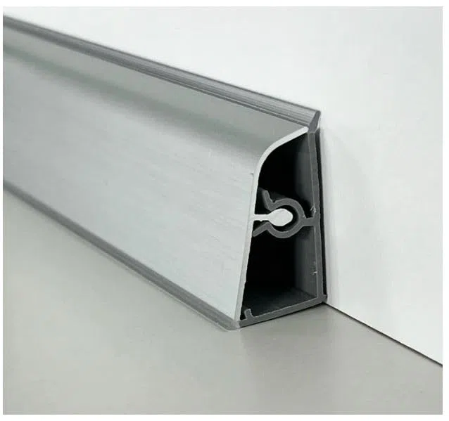 Alzatina per Piani da Cucina in PVC rivestita in alluminio , spalletta per Top con la seguente Misura = 240 cm Compresa di 1 Tappo SX, 1 Tappo DX, 1 Angolo SX, 1 Angolo DX, Colore Alluminio Spazzolato